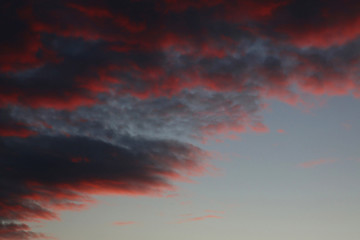 Nuvole rosse al tramonto