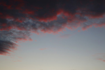 Nuvole rosse al tramonto