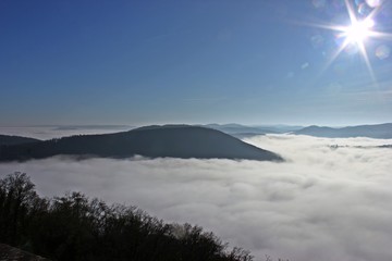 Blick von Schloss Waldeck auf den Edersee und das Edertal im Nebel