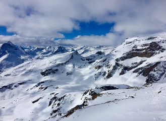 Fototapeta na wymiar Panoramic view of mountains in winter full of snow 