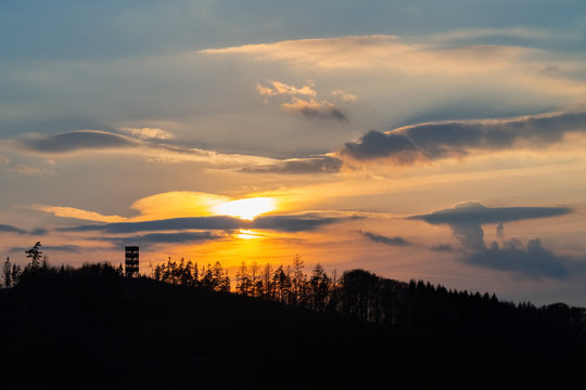 Sauerland Sonnenuntergang Balve H&ouml;nnetal Eisborn Aussichtsturm Panorama Idyll B&auml;ume Silhouetten Himmel Wolken Farbenspiel Winter Landschaft Natur Wandern Sonne Licht H&uuml;gel Sauerland Deutschland