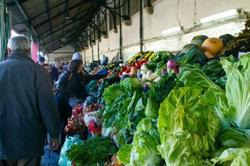 El puestos de verduras y frutas del Mercado do Bolhão, uno de los lugares más famosos de Oporto...