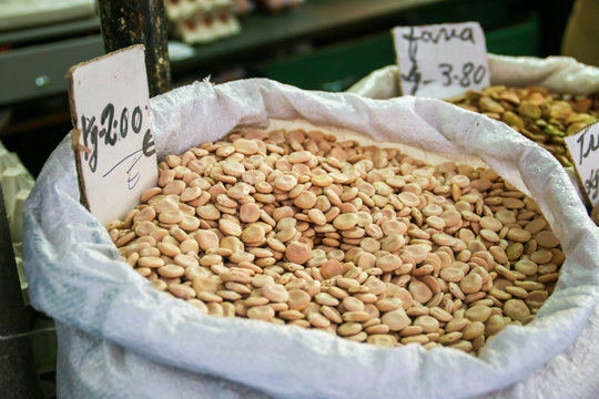 Saco de altramuces secos para su venta a granel en el mercado do Bolhão (Oporto, Portugal).