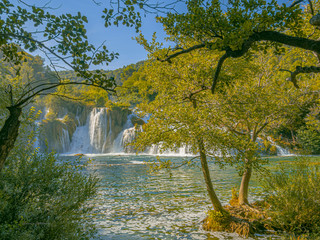 Cascadas en el Parque Natural Krka en Croacia, Patrimonio de la Humanidad, verano de 2019