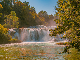Fototapeta premium Cascadas en el Parque Natural Krka en Croacia, Patrimonio de la Humanidad, verano de 2019