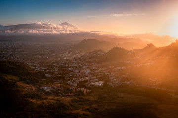 Puesta de sol sobre la ciudad de La Laguna, desde el Parque Rural de Anaga. El Teide al Fondo....