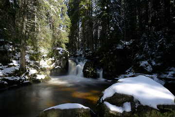 Une chute d'eau en hiver dans la Foret Noire - Allemagne