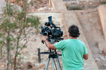 Camarógrafo con cámara de cine digital