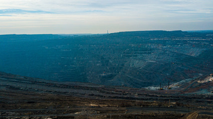 An open-cast mine quarry using an open-pit mining of ore type according to a height study