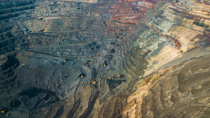 An open-cast mine quarry using an open-pit mining of ore type according to a height study