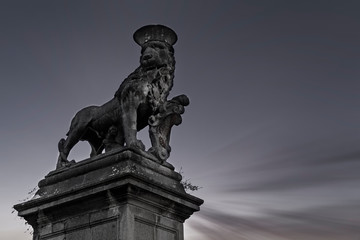 Statua di leone simbolo di Venezia in storica zona di Monselice, Padova. Fotografia notturna.