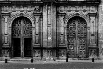 Fachada de iglesia antigua en blanco y negro