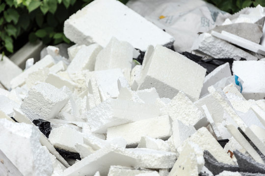 Kawałki styropianu odpady