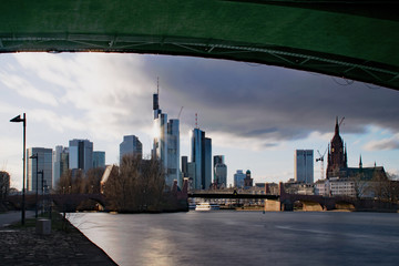 Blick unter einer Brücke auf die Skyline von Frankfurt am Main in Hessen, Deutschland 