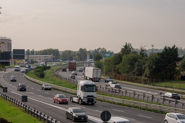 traffico automobilistico sulla tangenziale  Est di Milano