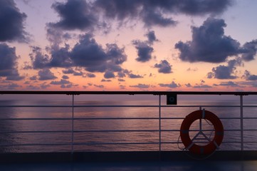Sonnenuntergang auf einem Schiff Kreuzfahrtschiff