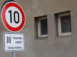 Hinweise an der Einfahrt