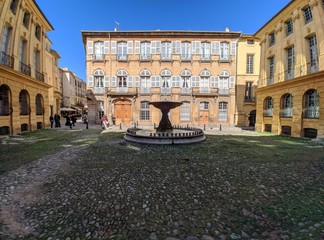 Place d'Albertas avec sa fontaine à côté du cours mirabeau et la rotonde à Aix en Provence,...