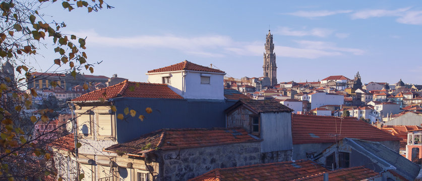 Panor&aacute;mica de Oporto. Tejados de los edificios y sobresaliendo entre ellos la torre de los Cl&eacute;rigos (Portugal).