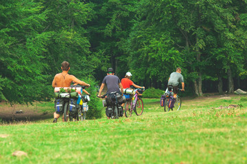 Naklejka premium mountain bikers go down home