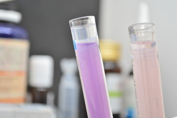 test di vaccini per covid 19 in laboratorio di scienziati medici