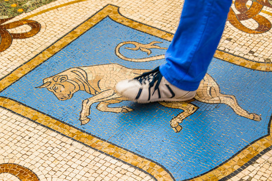 Mosaik mit Stier in der Galleria Vittorio Emanuele II, Mailand