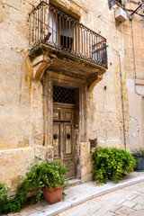 Fototapeta na wymiar old door and house in Malta