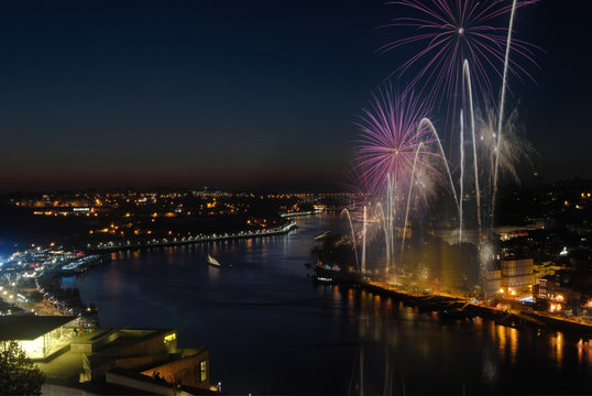 Fogo de artificio na cidade do Porto junto ao rio no norte de portugal