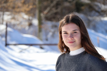 RAGAZZA IN POSA SULLA NEVE