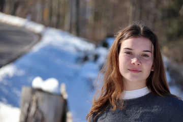 RAGAZZA IN POSA SULLA NEVE