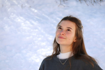 RAGAZZA IN POSA SULLA NEVE