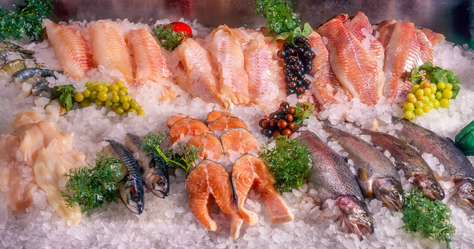 Frischer Fisch in Theke