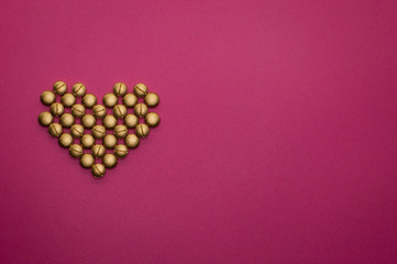 pills in heart shape on pink background - 328932028