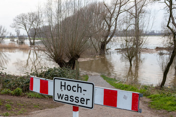 Straßensperre wegen Hochwasser, Überschwemmung, Überflutung und Deichbruch nach Starkregen,...