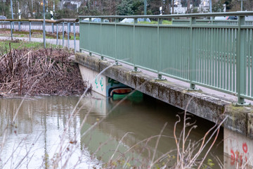 Nach starken Regenfällen, Dauerregen, Monsun und Starkregen beinahe überflutete Brücke zeigt...
