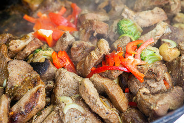 Obraz na płótnie Canvas Pan fried meat with vegetables in the market