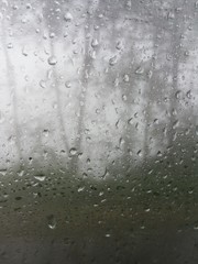 Fotografía de gotas de lluvia caminando por una ventana tomada en Cusco