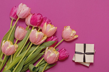 Obraz premium Greeting card with colorful spring tulips flower. Holiday bouquet. Concept of Mother's Day, Birthday or Valentine's Day celebrations. Top View, Flat lay
