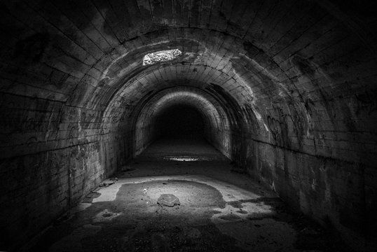 Fototapeta Tunel oscuro de desague de agua de las cloacas.