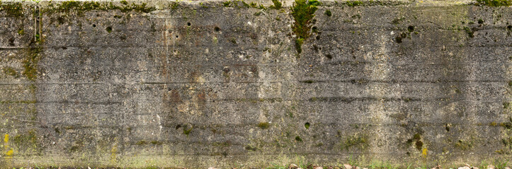 Mächtige Betonmauer mit langer Geschichte auf einem Kokerei-Gelände