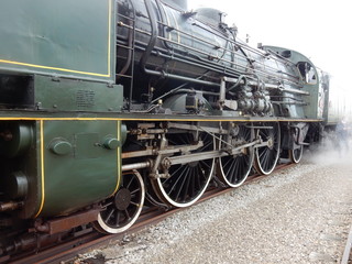 Une grosse locomotive à vapeur en Baie de Somme.