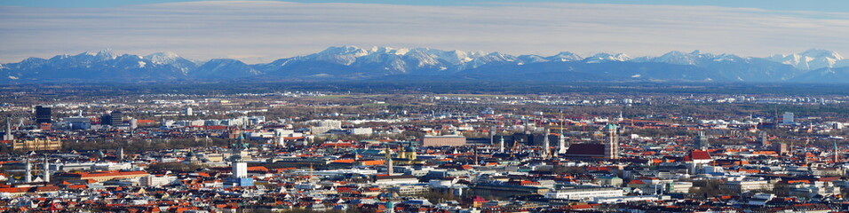 München, Deutschland: Panorama der Stadt vor den Alpen