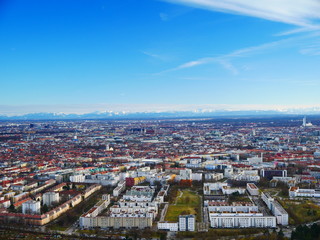 Fototapeta na wymiar München, Deutschland: Blick über die Stadt mit den Alpen im Hintergrund