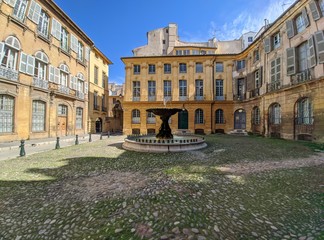 Fototapeta premium Place d'Albertas z fontanną obok cours mirabeau i rotundy w Aix en Provence we Francji