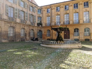Fototapeta premium Place d'Albertas avec sa fontaine à côté du cours mirabeau et la rotonde à Aix en Provence, France