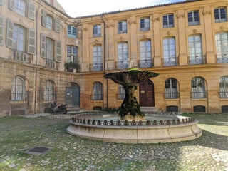 Fototapeta premium Place d'Albertas avec sa fontaine à côté du cours mirabeau et la rotonde à Aix en Provence, France