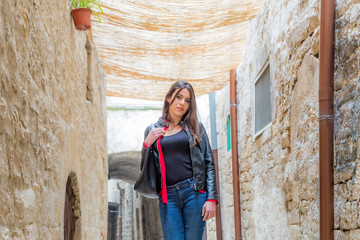 Centro Storico di Bisceglie con modella in camicia rossa