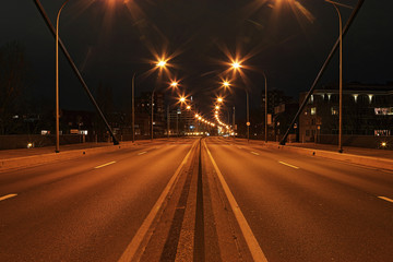 Fototapeta na wymiar Gesperrte Theodor-Heuss-Brücke in Düsseldorf bei Nacht