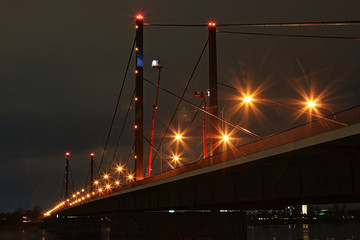 Gesperrte Theodor-Heuss-Brücke in Düsseldorf bei Nacht mit Hubwagen für Tragwerkuntersuchung