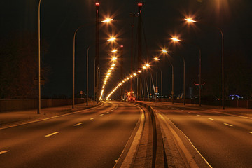 Gesperrte Theodor-Heuss-Brücke in Düsseldorf bei Nacht